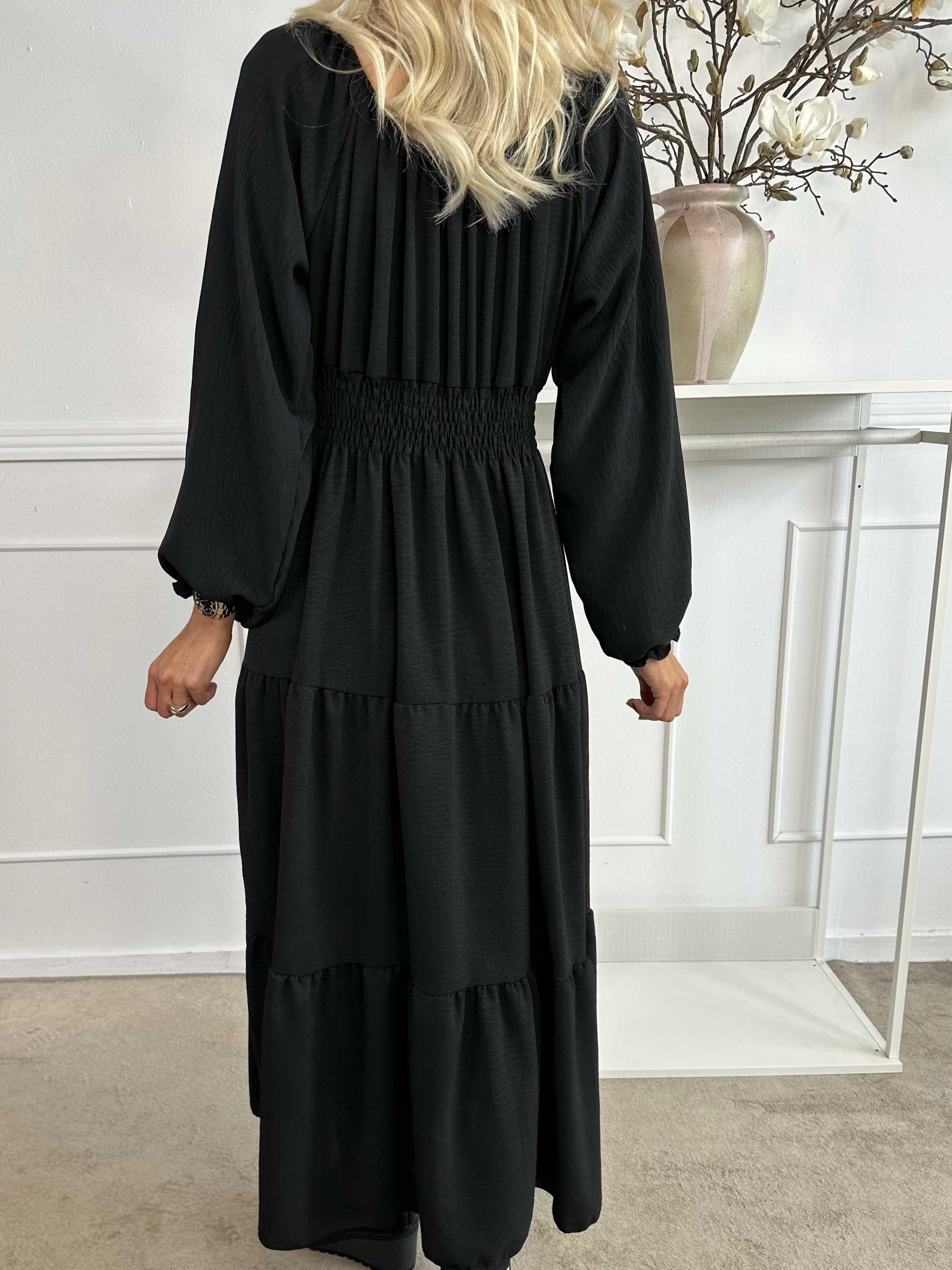 Midnight - Långklänning med smockad midja och guldknappar